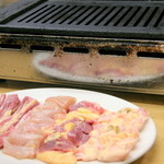 石樽 焼鳥専門店 - 歯ごたえのある奈良産”ひね鶏”の旨味を引き上げる自分焼きスタイル