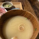 ビストロ炭焼肉酒場 チキンレッグ - このお味噌汁、なぜか出汁が美味しい