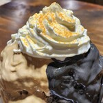 とろりん茶房 - 白＆黒ごま合盛りホイップ