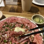 ビストロ炭焼肉酒場 チキンレッグ - 付け合わせのマヨがいいですねー。