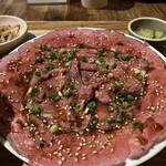 ビストロ炭焼肉酒場 チキンレッグ - 普通盛りでも充分な量があります❗️