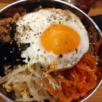 韓美軒 - 野菜が下にたっぷり入っているビビンバ　お米の粒がツヤツヤで甘くてとても美味しかったです