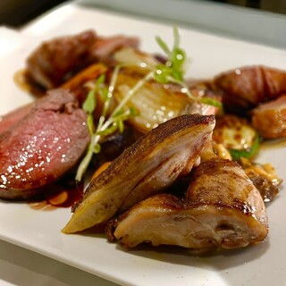 季節の変化にともない都度都度変わるディナーメニュー