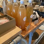 Mel - ムクノモリ果樹園のりんごジュースも売っています