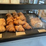 Mel - パンオショコラ、クロワッサン、マータロの並ぶ陳列棚