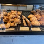 Mel - フルクト、エピ、スルト、パンオショコラ、クロワッサンが並ぶ陳列棚