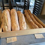 Mel - しなの¥400（地粉、信法大地を使用のバタール、もっちり感のあるさっぱりとした味とか）&バゲット¥400
                        （歯切れ良く、噛めば噛むほど味わえる。サンドにカナッペに何でも屋さん）