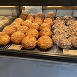 Mel - フルクトと今回は購入しなかったパン「あさま（チーズが生地の半分以上練り込んであるパン）が並ぶ風景