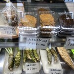 小口わさび店 - ショーケース陳列光景