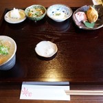 Teuchi Soba Mitani - 蕎麦二種盛りの薬味と、何故かいなり寿司が一個だけ付属しています（汗）