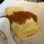 季節料理 進 - だし巻き玉子(イクラのせ)