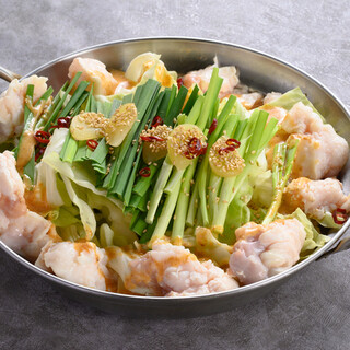 【国産とろホルモン使用】あご出汁香るもつ鍋は多彩な味をご用意