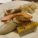 Karuizawa Marriott Hotel - オードブルの鉄板焼き信州サーモン、帆立、ザワークラウト他に醤油タレをかけて