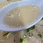 えびつラーメン - スープは甘い豚骨