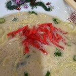 えびつラーメン - 紅しょうが投入