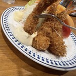 たかしち - 揚げたてエビフライをタルタルソースにディップ