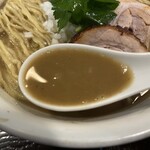 さぶろう - 煮干しの香り･旨味が凝縮した旨いスープ。煮干しが全面的に主張しますが決してしつこくなく、素晴らしい仕上がり。