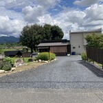 そば･江戸前風天丼 一日一膳中村屋 - お店は道路から少し奥まった場所にあります。