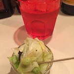 キャベツの漬物とお水はセルフでどうぞ。