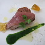 アミューズ　秋田県産バルバリー鴨ロースト軽い燻製 コンソメジュレ 鴨のパテ バジルソース