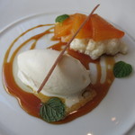emuN - デセール　柿のリオレ　濃厚なミルクソルベ添え　オレンジ風味のキャラメルソース