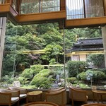 依山楼岩崎 - ラウンジ白樺から眺められる池泉回遊式庭園「依水園」
