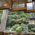 依山楼岩崎 - ラウンジ白樺から眺められる池泉回遊式庭園「依水園」