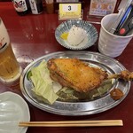 海鮮と骨付鳥 讃岐酒場 - 阿波尾鶏の骨付き焼きと塩おにぎり