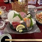 海鮮と骨付鳥 讃岐酒場 - 刺身5種盛合せ（2貫盛り）とお好みキャベツ