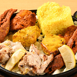 自家製タンドリーチキンなど、お酒によく合うお料理が豊富