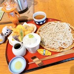 蕎麦 はなれ UOTORA - 料理写真:ざるそばと、天ぷら盛合せ
1番人気のある組み合わせらしいです♬