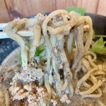 担々麺 胡麻 - 黒胡麻担々麺の麺