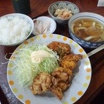 Ajidokoro Suzunoya - 日替り定食（650円）。鶏の唐揚げが、辛いのと普通のと、いずれか選択できるとのことでした。私はハーフ＆ハーフでお願いしました。辛いのは、辛みネギソーズ掛けという感じでした。鴨汁うどんは汁と肉が美味！