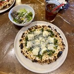 イタリアンダイニング カフェ ハーレーパーク - ・釜揚げしらすとあおさのりのピッツァ
・アイスティー
・サラダ