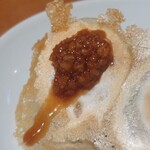 一味玲玲 - ニンニク醤油ダレをのせて食べる