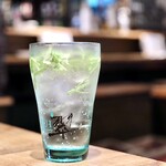 餃子とスパークリング バブルス - パクチー入り翠ジンソーダ