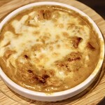 餃子とスパークリング バブルス - カレーグラタン餃子