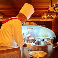 ロウリーズ・ザ・プライムリブ 恵比寿ガーデンプレイス店 - こちらを向いていない写真にしてしまいましたがメダルを下げていらっしゃいます。