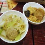 バーミヤン - 9　左は白湯、右は担々スープで具材を食べる