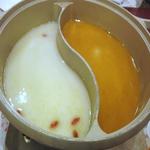 バーミヤン - １　火鍋　左は白湯　右は担々スープ