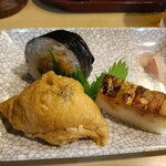 幸家 - 日替わり定食についてくる寿し。巻物は1つ食べたあとです