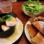 パーラー江古田 - イノシシの黒ビール煮とセットのパンとサラダ