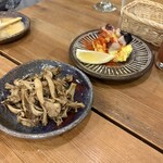 カフェ 呂久呂 - きのこ、めちゃうま♡ 奥はタコの歯応えがたまらないポテトサラダ
