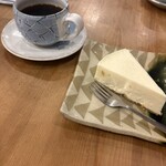 カフェ 呂久呂 - 締めはケーキだ！レアチーズのレモンが美味しかった。もちろん落としたてコーヒーもねっ(^-^)