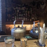 ハルダモンカレー - 店内のカウンターから