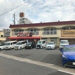ホワイト餃子 - お店前、全てが駐車場