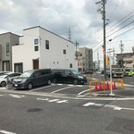 ホワイト餃子 - 向い側の駐車場