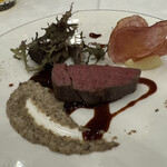319569145 - ◎ メインのフィレ肉のロティ。黒舞茸が付け合わせ、マダラソースと茸ソース。