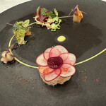 319569131 - 細身に砕いたカニ、レムラード。見た目が華やかな目で楽しめる前菜。