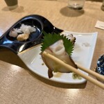 San Chuu - 左：北海道みずだこを泡醤油で。右：ゆでだこを塩とわさびで。